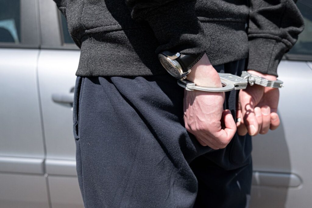 Detenido y esposado