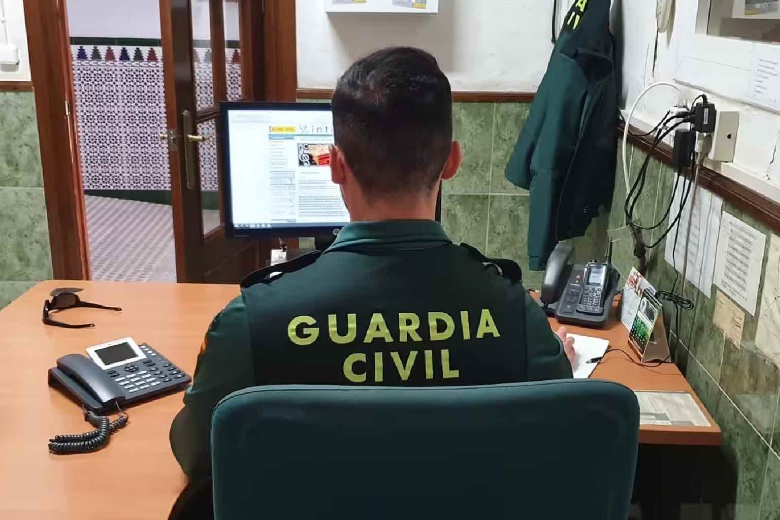 Un miembro de la Guardia Civil en un despacho