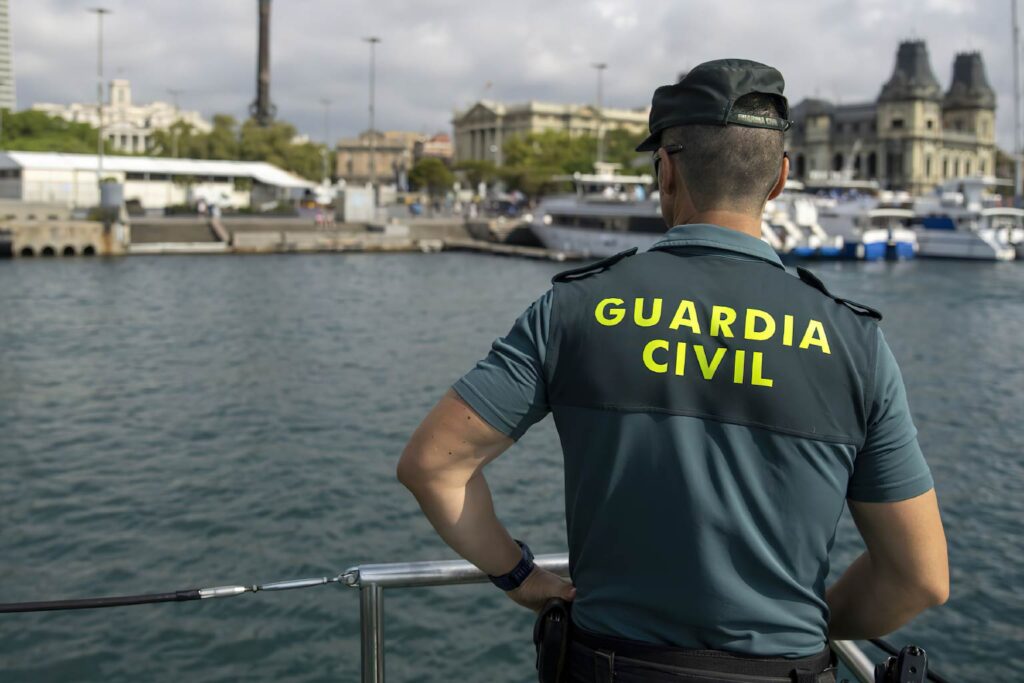 Guardia Civil patrullando en el agua
