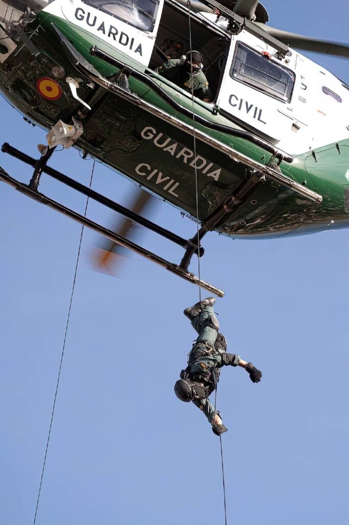 Guardia civil descendiendo del helicóptero