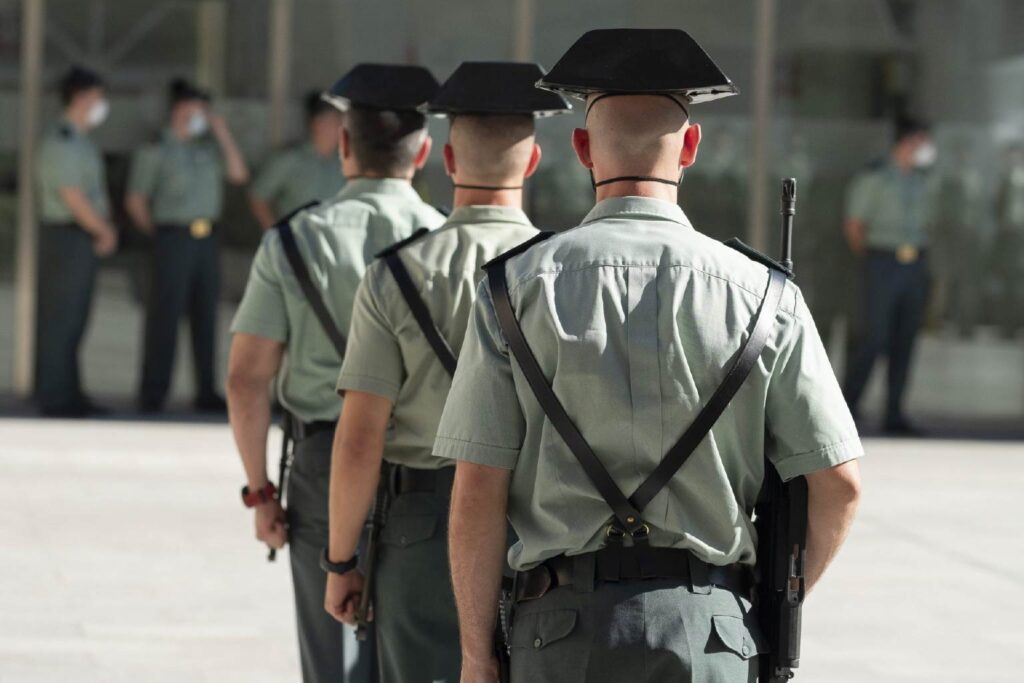 Guardia Civil jóvenes con tricornio en desfile