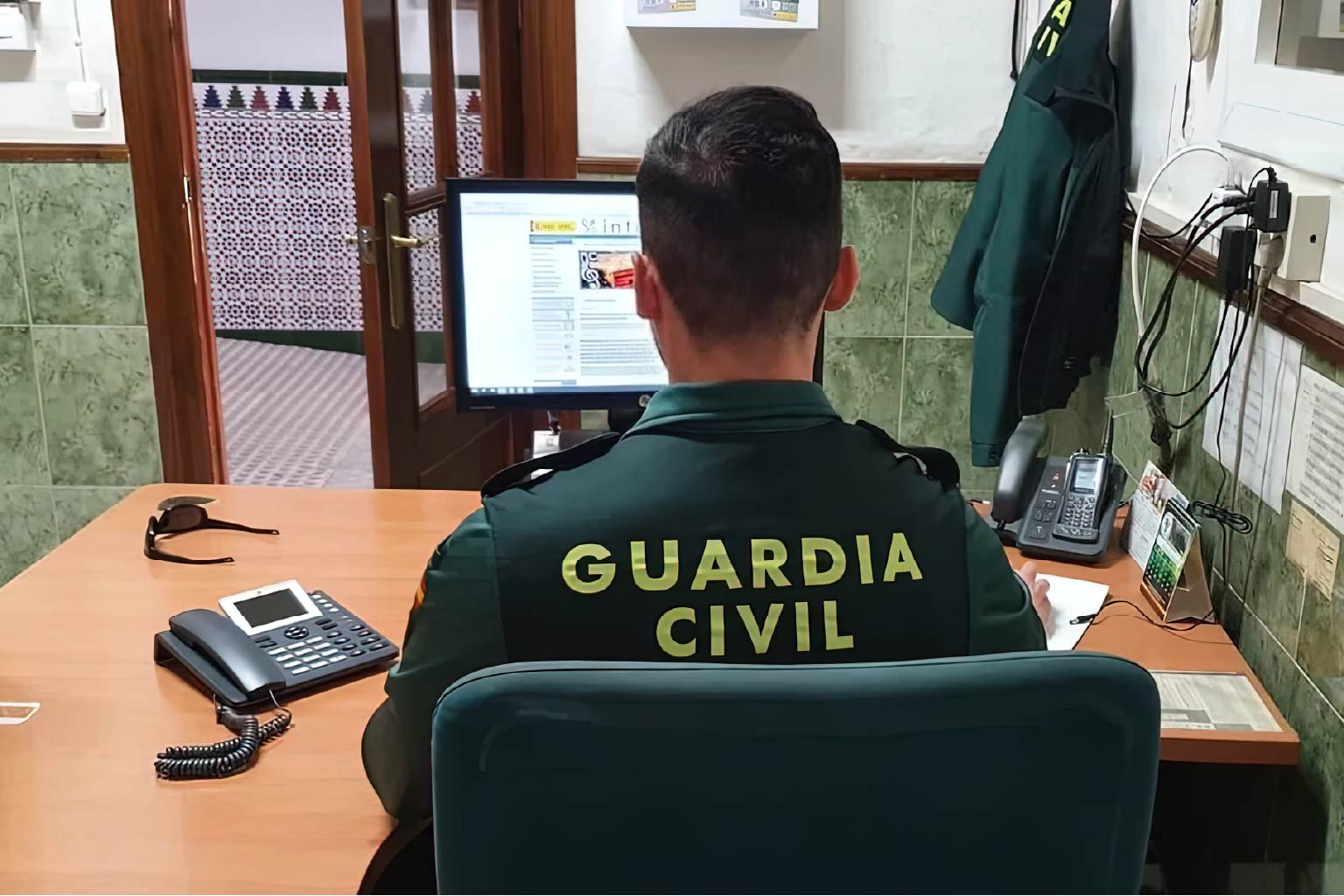 Guardia civil en una Oficina rural