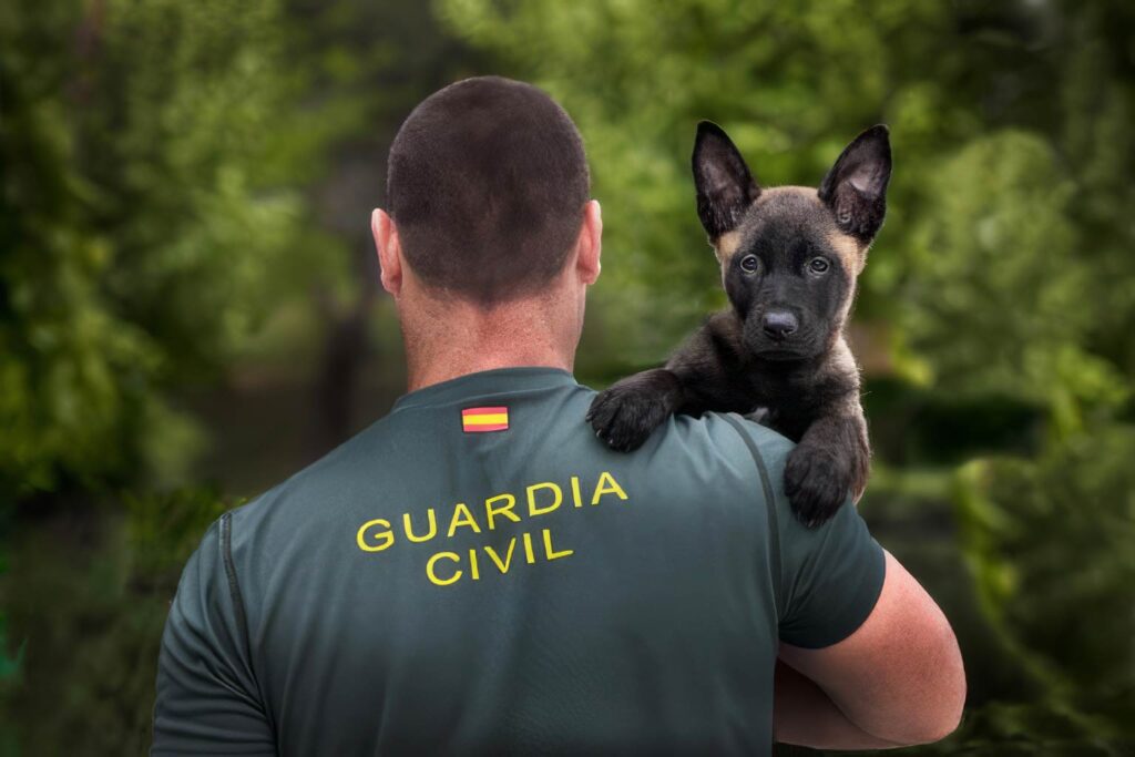 Guardia Civil con perro