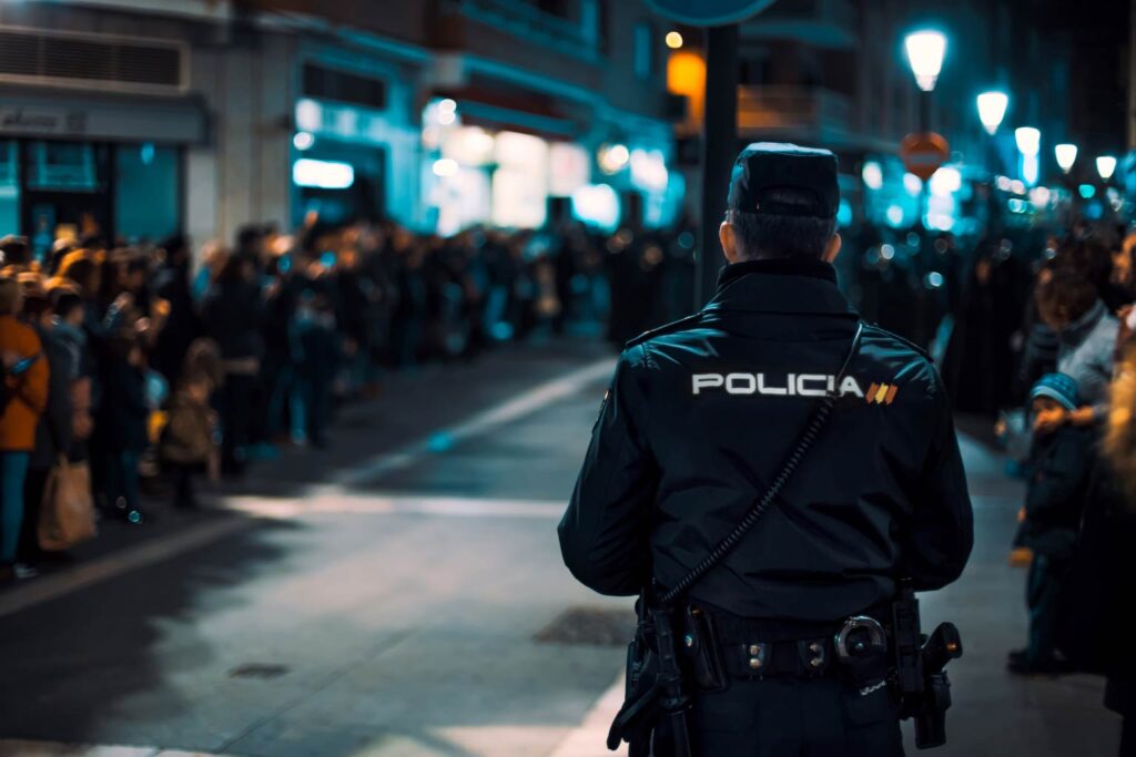 Policía Nacional patrullando entre una calle