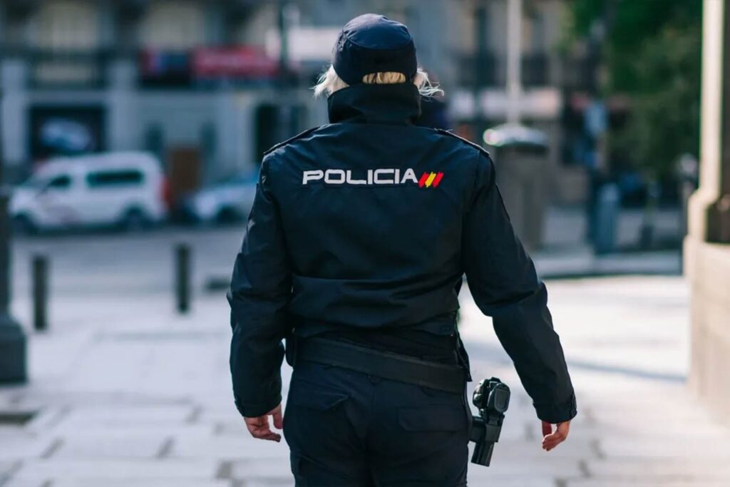 Policía Nacional patrullando entre una calle