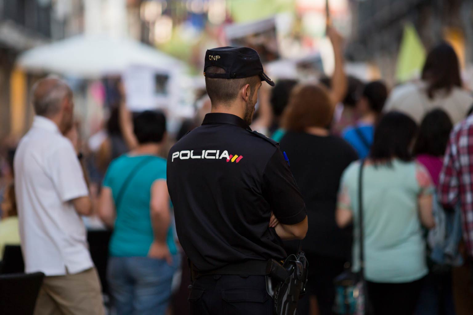 Policía Nacional patrullando entre la gente
