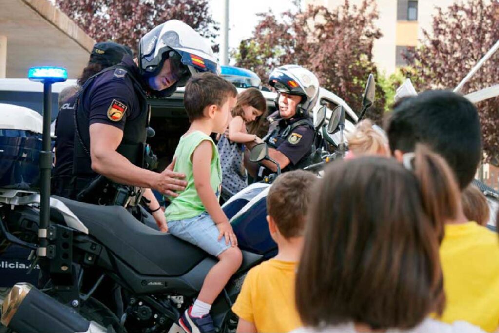 Policía Nacional con niños