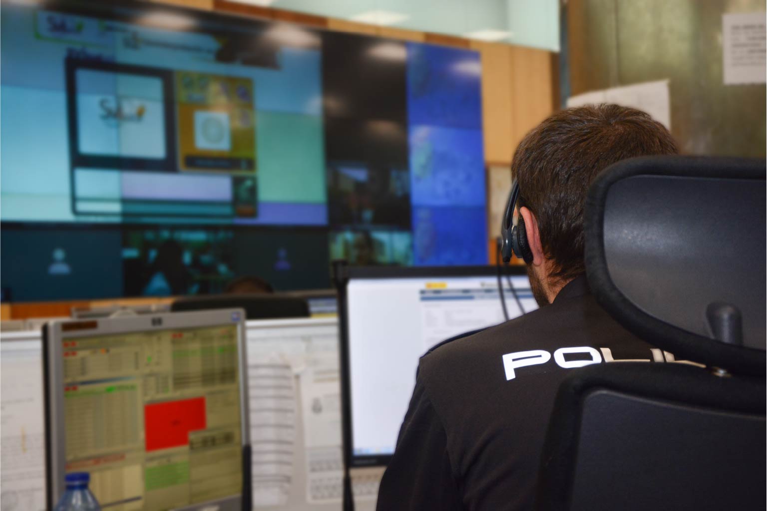 Policía Nacional en la oficina