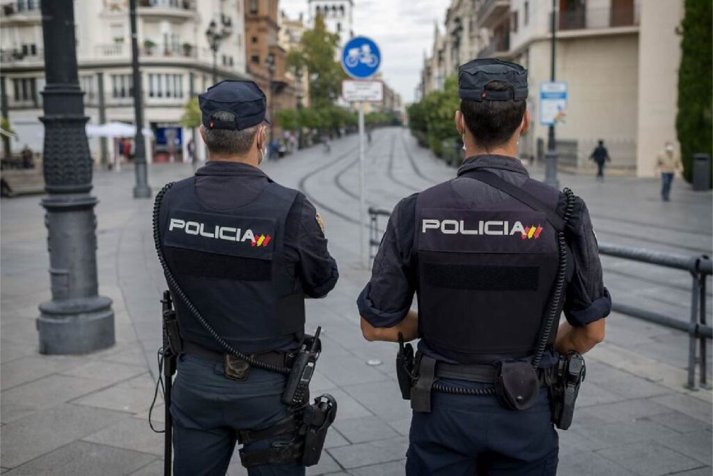 Pareja de la Policía Nacional patrullando