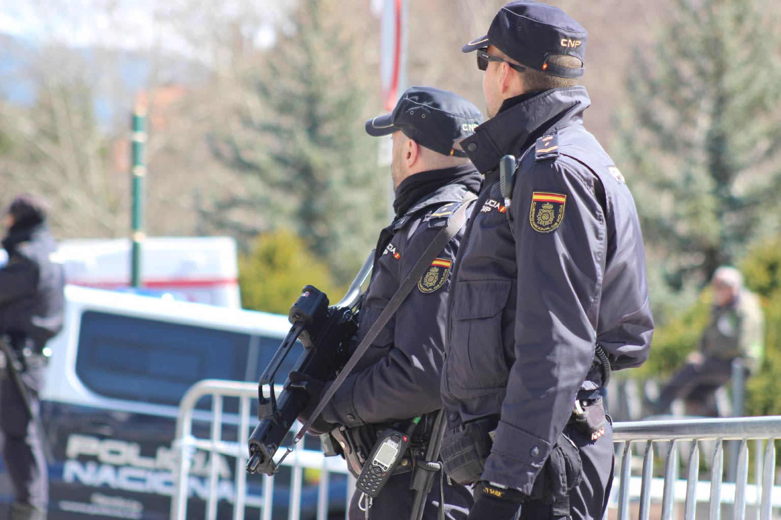 Pareja de la Policía Nacional patrullando